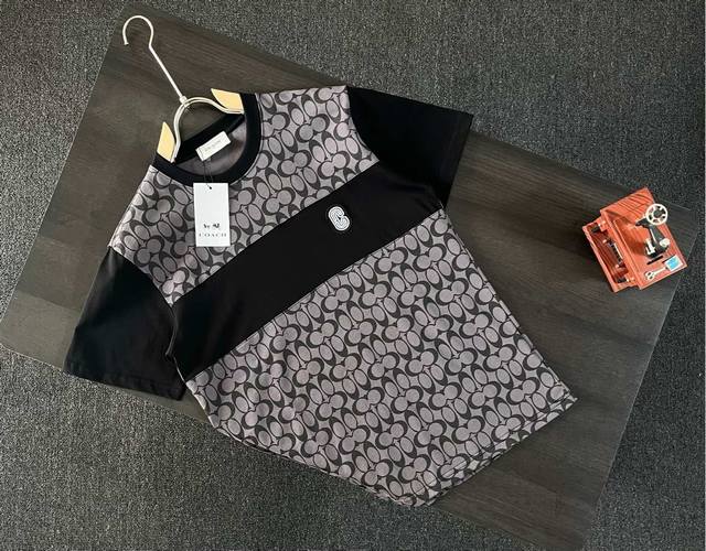 高品质 Coach 蔻驰满印拼接刺绣小标新款T桖， 25Ss春夏新品，全身上下满印C蔻家标识，胸前刺绣简单小标，采用环保染料，无甲醛，对身体无危害， 采用32支