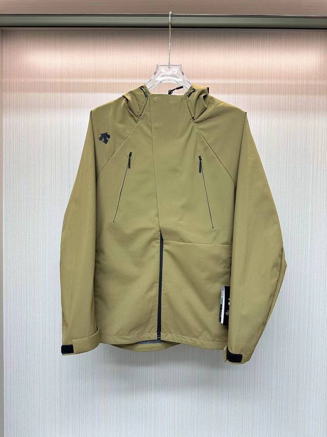 户外三防！高端必入！ 迪桑特 Descente 24Ss新品 防风水透气轻量硬壳冲锋衣 男女同款 产品特性： 三层压胶技术，防风雨，防静电，抗撕耐磨！ 做到了即