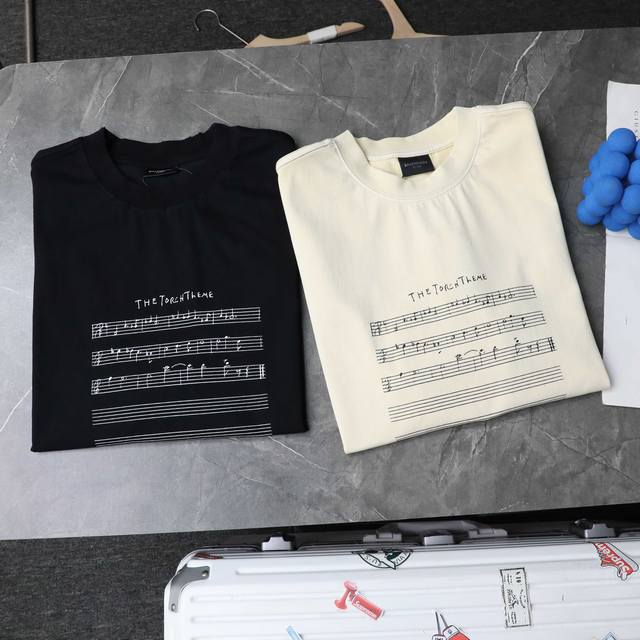 顶级复刻 高端定制 - Balenciaga 巴黎世家 新款音符手绘字母印花做旧圆领短袖T恤 - 款号：36821 - 颜色：黑色 杏色 - 购入原版开模打造，