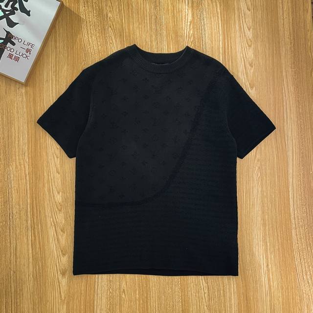 顶级版本 Lv 路易威登25Ss春夏新款 黑色字母提花针织短袖 轻奢主义 男女日常通勤穿搭必备单品 正确版本 欢迎对比 详细特征 高粘棉材质毛织， 高支棉加入，