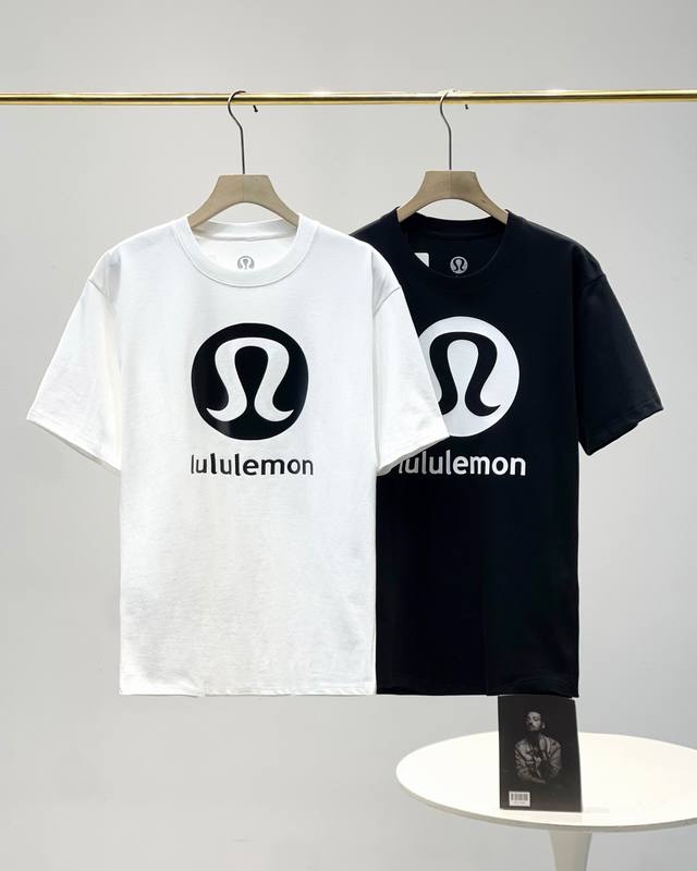 重磅好货 露露Lulul简约纯色百搭款经典圆领大标短袖T恤 情侣款！ 经典圆领 天然优质棉，以肌肤最渴望的柔软，包裹每一次自由舒展 最简约的Logo字母设计，精