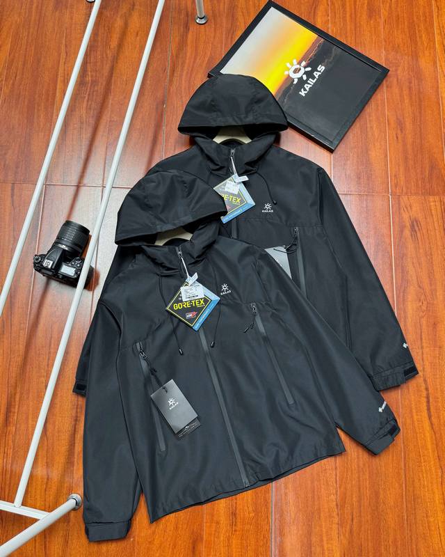 高品质 Kailas 凯乐石户外休闲连帽冲锋衣外套 胸前重工经典刺绣Logo，连帽的版型设计经过精心考量，既贴合人体曲线，又给予身体充分的活动空间，无论是日常出