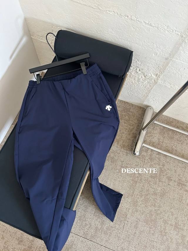 Des迪桑特2025春季Running系列跑步运动健身男士梭织运动长裤 采用轻质透气的梭织面料，适合跑步和健身时穿着，提供舒适的穿着体验。 面料具有较好的弹性，