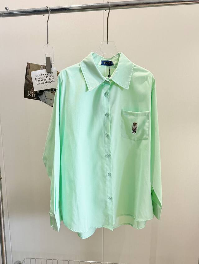 品名：Ralph Laur*N 拉夫哈密瓜绿小熊亚麻棉衬衫 尺码：S.M.L 颜色：绿色 夏日穿搭！唤醒春夏色彩多巴胺，Rl哈密瓜绿小熊衬衫小熊T恤，挺多人都想
