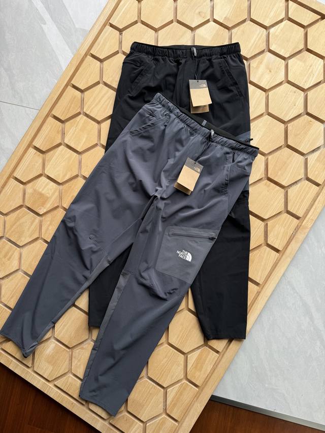 The North Face 四维弹力速干裤！ 当你在户外挑战自我，或是在城市通勤路上与时间赛跑，北面防泼水速干裤就是你的最佳拍档。这款防泼水速干裤，更是将卓越