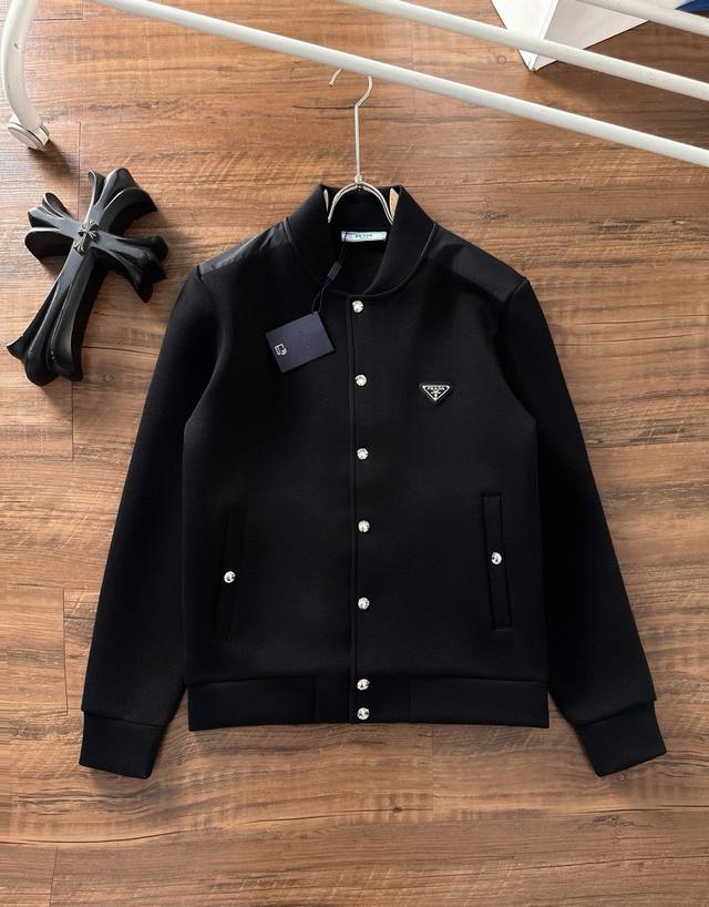 顶级版本 Prada 普拉达 2025秋冬最新爆款棒球服夹克外套 面料精选高支高密双股空气层长绒棉 手感超级舒服 Logo精选全进口环保材质。 颜色:黑色 尺码
