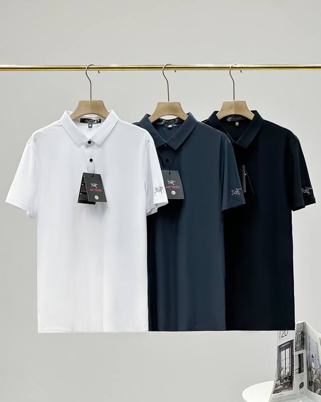 刺绣鸟Arc'teryx 始祖鸟商务经典男士纯色无痕翻领Polo衫！ 衬衫的商务感和T恤的休闲感，搭配性价比相当优秀。 锦纶氨纶混纺材质，手感软糯有肉感，着身有