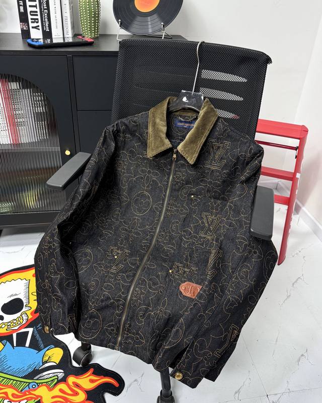 Louis Vuitton 路易威登X联名添柏岚款重工刺绣Lv拼接棕色灯芯绒翻领外套夹克 秋冬秀场的 Lv Arabesque 图案，为 Monogram 元素