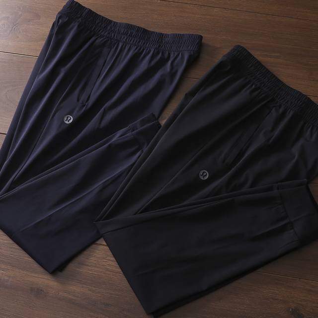 严选好货！Lululemon新款男士休闲运动长裤！经典时尚款，客供锦氨弹力梭织面料，轻薄透气，舒适耐穿！3D立体裁剪版型，裤腿压胶拉链口袋设计，精美小标Logo