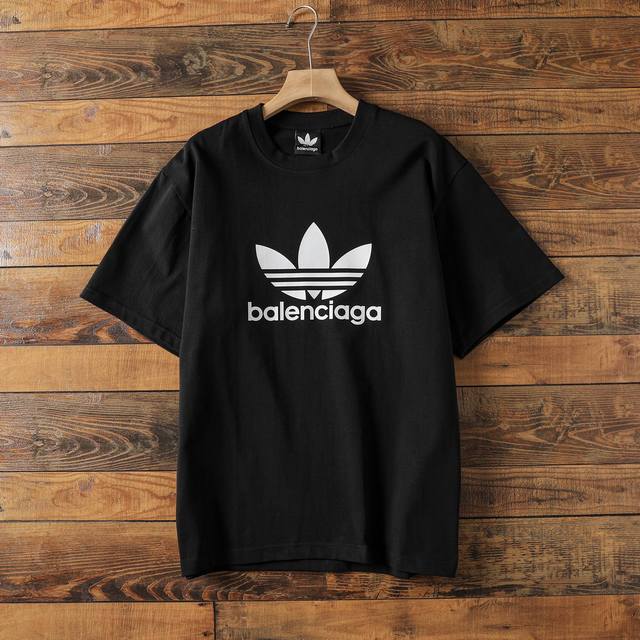 顶级版本 Adidas联名巴黎世家三叶草印花情侣同款短袖T恤 面料：规格采用实打实280G %纯棉 定织定染！ 属于高敏感特殊色 我们对面料的要求是要在Uv灯光