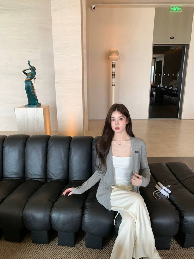 三标齐全 Miumiu 缪缪 一件轻薄的小开衫无疑是衣橱里的必备单品。 这款开衫 设计上极尽简约 自然慵懒 后领有一定的高度 穿着时自然下落有一定的堆积感 领子