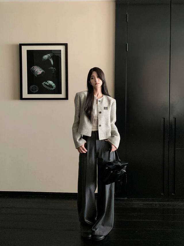 三标齐全 Miumiu 春日限定｜复古条纹毛呢外套，温柔狙击少女心 宝子们！春日穿搭王炸来了！Miumiu 复古圆领单排扣条纹外套，直接封神早春氛围感！ 春日复