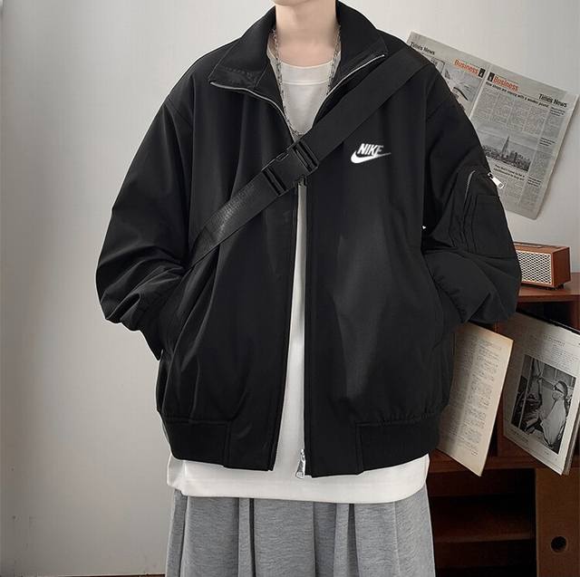Nike 耐克海外代购飞行服，休闲棒球服外套，男女同款夹克 潮流单品，松垮版型杠杠的潮流感，不挑身材，柔软舒适的料子，经过多次设计和改造，不论是搭配卫衣还是衬衫