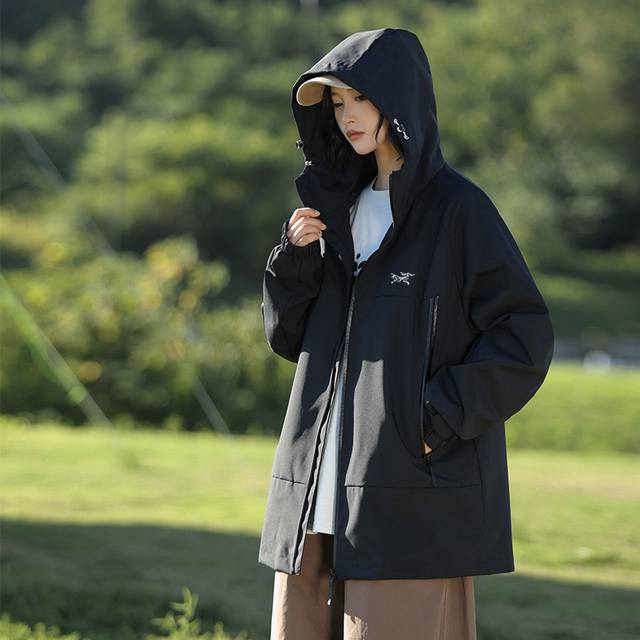 Arc'teryx 连帽冲锋衣外套 始祖鸟25年春季新款，专柜同步新品！ 高品质的货！ 喜欢的千万别错过。 柜子同步款！ 贸易公司出口订单货，始祖鸟冲锋衣防水夹