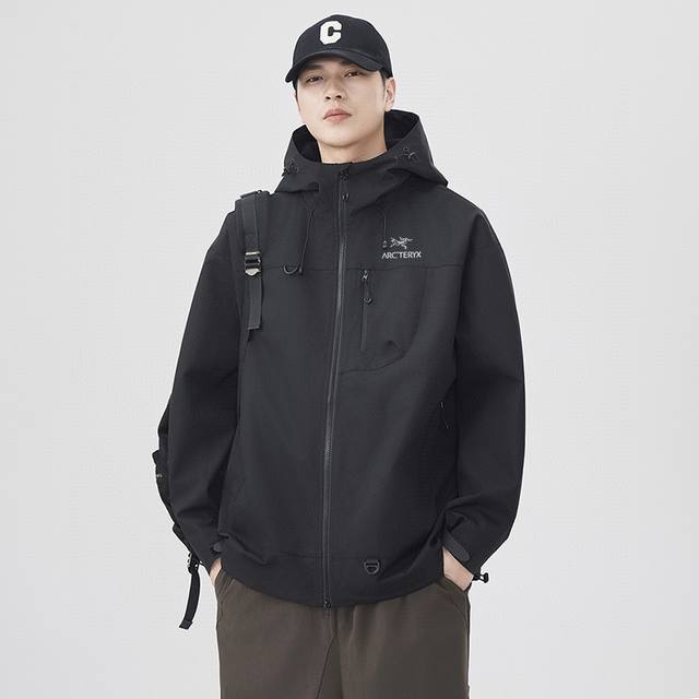 Arc'teryx 始祖鸟连帽冲锋衣外套 始祖鸟25年春秋季新款，专柜同步新品！ 高品质的货！ 喜欢的千万别错过。 柜子同步款！ 贸易公司出口订单货，始祖鸟冲锋