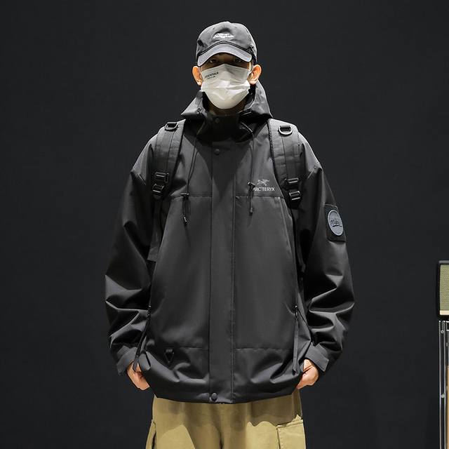Arc'teryx 始祖鸟限定冲锋衣登山服，工装连帽夹克，男女同款 户外登山外套，最新科技面料，轻薄而耐磨，防风防水且透气，适合多种活动穿着，经典印花Logo，