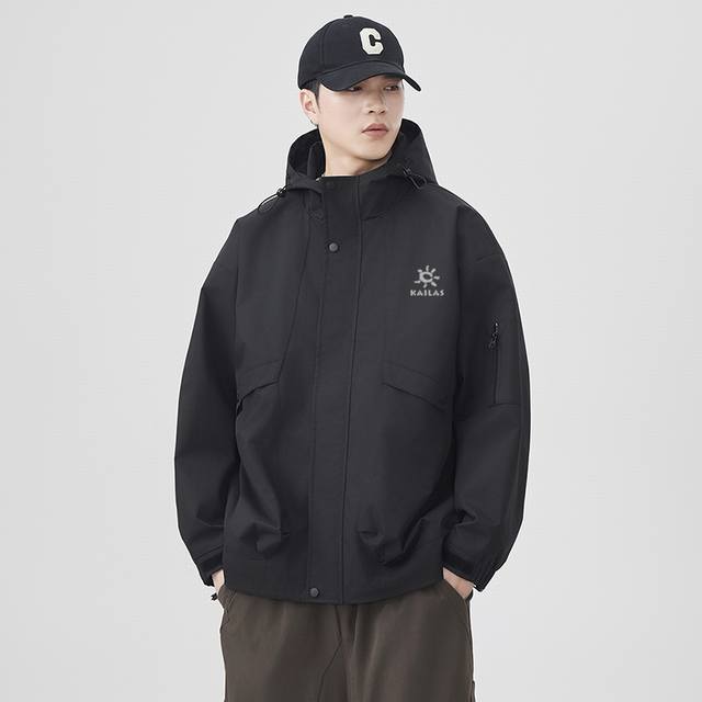 Kailas 凯乐石连帽冲锋衣外套 凯乐石25年春秋季新款，专柜同步新品！ 高品质的货！ 喜欢的千万别错过。 柜子同步款！ 贸易公司出口订单货，凯乐石冲锋衣防水
