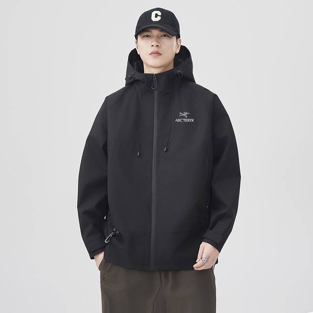 Arc'teryx 始祖鸟连帽冲锋衣外套 始祖鸟25年春秋季新款，专柜同步新品！ 高品质的货！ 喜欢的千万别错过。 柜子同步款！ 贸易公司出口订单货，始祖鸟冲锋