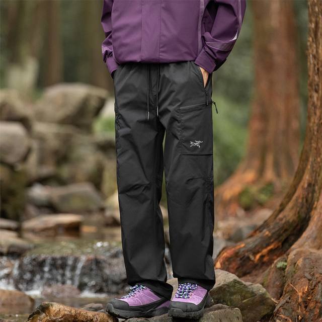 Arc'teryx 始祖鸟美式防水冲锋裤，新款机能休闲裤，男女同款 高品质，小红书主播推荐，上身质感满满，版型立体，完美修饰腿型，可随意日常搭配，不费劲就能穿出