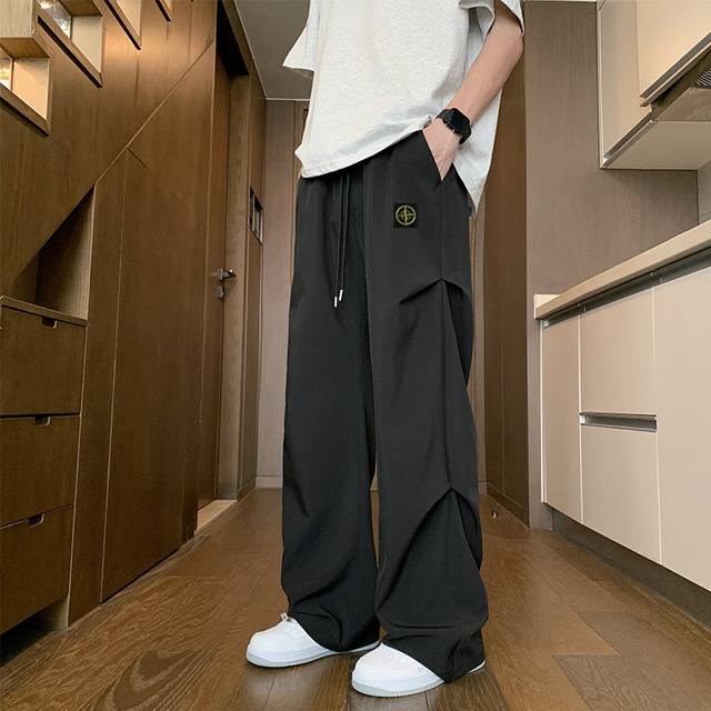 Stone Island 石头岛夏季新款纯色休闲裤 百搭拖地裤，男女同款冰丝裤，采用冰丝面料，潮流冰爽，舒适百搭，冰冰凉凉，立体裁剪！手感细腻丝滑，百搭不挑人！
