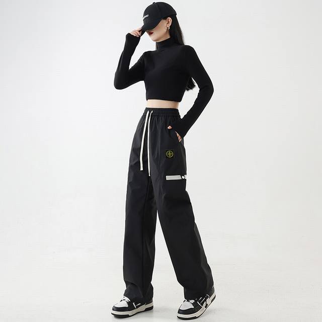 Stone Island 石头岛海外限定休闲裤，25Ss春秋新款拖地裤 今年最流行面料 上身非常简单帅气有型的一款 男女情侣款都能轻松驾驭. 面料质感非常柔软舒