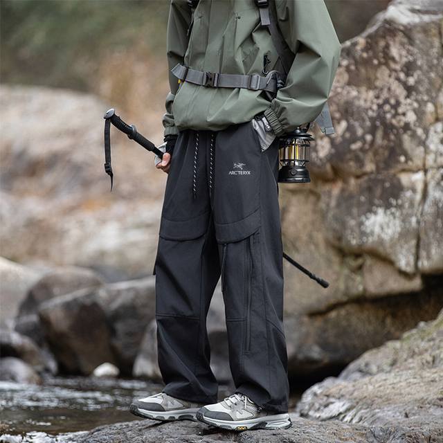 Arc'teryx 始祖鸟海外限定休闲裤，25Ss春秋新款拖地裤 今年最流行面料 上身非常简单帅气有型的一款 男女情侣款都能轻松驾驭. 面料质感非常柔软舒适 设