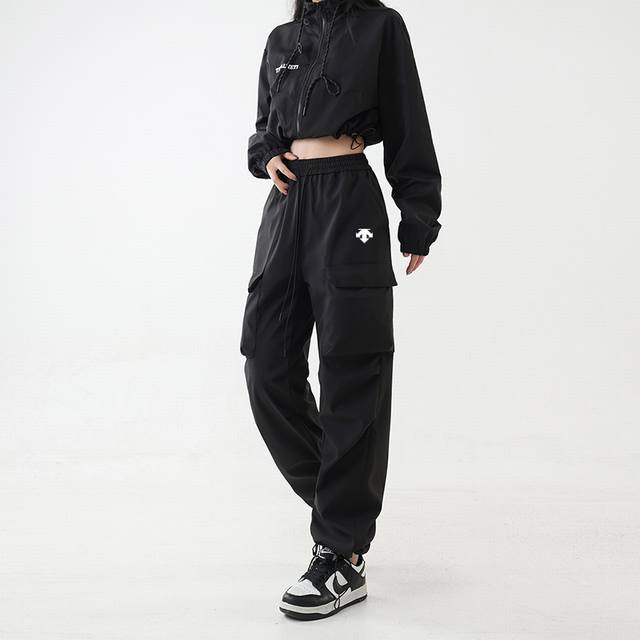 Descente 迪桑特海外限定休闲裤，25Ss春秋新款拖地裤 今年最流行面料 上身非常简单帅气有型的一款 男女情侣款都能轻松驾驭. 面料质感非常柔软舒适 设计