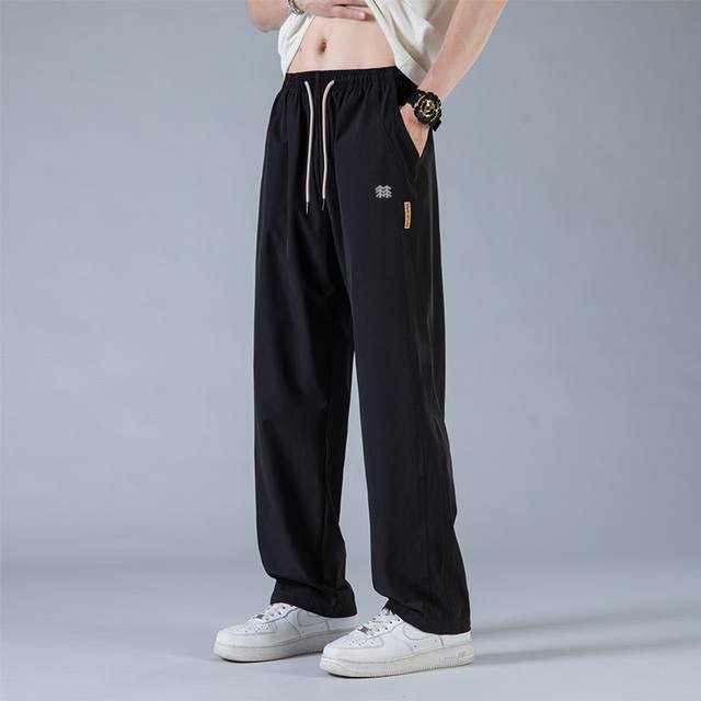 可隆 Kolonsport运动跑步训练冰丝长裤；此款跑裤质量非常好、版型超正、上身超有型！不起球更不会缩水，更有型，安全口袋配备有安全拉链裤子的版型非常无敌、