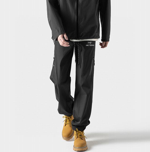 Arc'teryx 始祖鸟海外户外防水冲锋裤，男女同款休闲裤，今年流行的面料，小红书主播推荐，上身质感满满，版型立体，完美修饰腿型，可随意日常搭配，不费劲就能穿