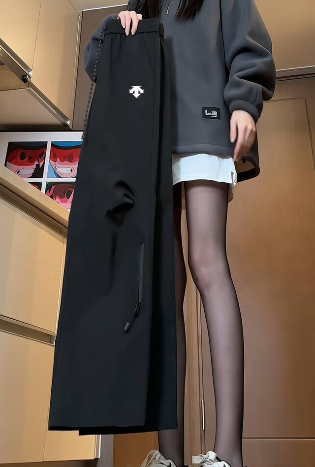 Descente 迪桑特外户外防水冲锋裤，男女同款休闲裤，今年流行的面料，小红书主播推荐，上身质感满满，版型立体，完美修饰腿型，可随意日常搭配，不费劲就能穿出你