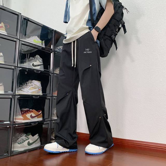 Arc'teryx 始祖鸟海外户外防水冲锋裤，男女同款休闲裤 今年流行的面料，小红书主播推荐，上身质感满满，版型立体，完美修饰腿型，可随意日常搭配，不费劲就能穿