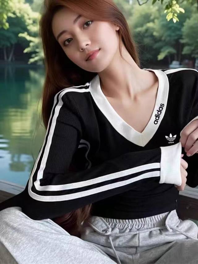2025新款三叶草Jennie同款长袖T恤衫女V领显身材内搭单穿都爆款 精选柔软棉质面料，亲肤透气，穿着超舒适。黑白两色经典百搭，永不过时。简约圆领设计，贴合颈