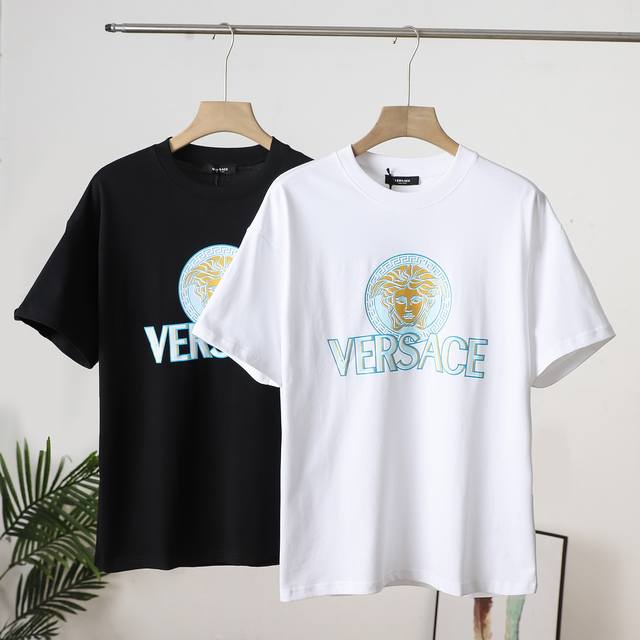 Cver*Sace 范思哲 25Ss专柜同款圆领短袖T恤～标志性品牌Logo印花点缀～定制棉质面料～ 厚板立体！衣服偏厚使整体高透气和柔软性的质感更加凸显，饱满