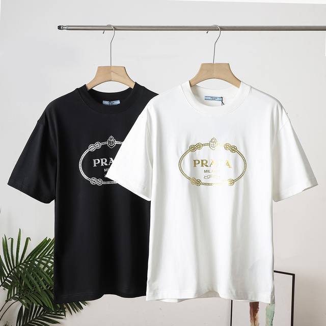 精品 普拉达Prada 2025经典款胸前烫金大Log极简风男女同款纯棉圆领短袖T恤 P家拿手绝活，极简主义，简单舒适不挑人，男女同款T恤，出门抓来就是对的穿搭