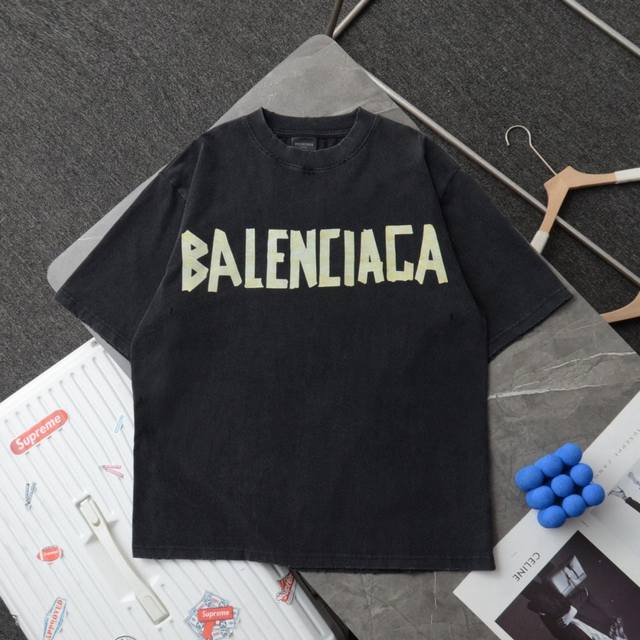顶级复刻 高端定制 - Balenciaga 巴黎世家 经典款重工胶带拉浆做旧破洞印花圆领短袖T恤 - 款号：36801 - 颜色：黑色 白色 - 购入原版开模
