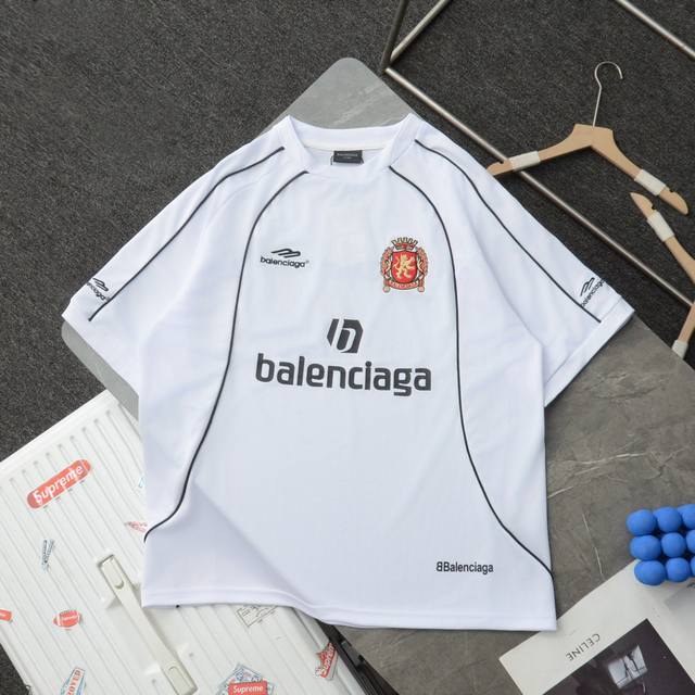顶级复刻 高端定制 - Balenciaga 巴黎世家 新款曼联足球刺绣印花短袖T恤球衣 - 颜色：黑色 白色 - 购入原版开模打造，全套定制辅料，细节决定成败