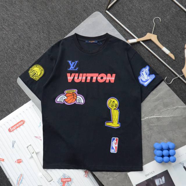 顶级复刻 高端定制 Louis Vuitton 路易威登Lv 重工款联名Nba勋章印花大刺绣圆领短袖T恤 - 款号：000042 - 颜色：黑色 白色 - 购入