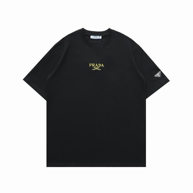 顶级复刻版本 Prada 普拉达新款袖口三角标Logo休闲圆领短袖T恤 面料: 280G重磅纯棉，随意对比 砖柜同步。第一时间正品开发研制。欢迎对比！面料采用Z