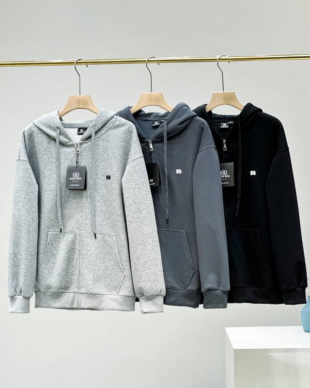 Kolonsport 可隆华棉连帽开衫外套，当季新款这款我要强力推荐一下！官网在售款，精选高档纯棉高克重380克足棉全棉面料，产品风格新颖，外观高雅，手感滑爽，