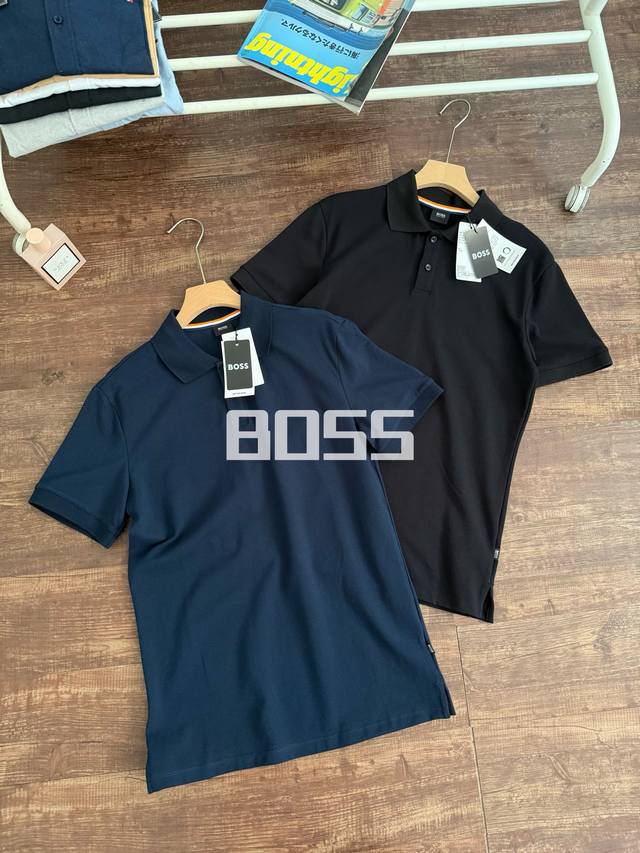 颜色 ：黑色 藏青 尺码S到Xl Hugo Boss高端男士商务休闲纯色Polo衫 线上2000+ 最新款珠地棉网眼透气面料！亲肤舒适！吸湿排汗！下摆黑标布麦点
