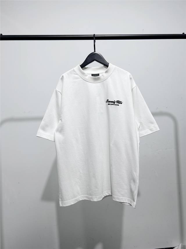高版本，质量很好！巴黎世家 Balenciaga男女同款胸前小字母刺绣，短袖T恤！此款尺码偏大，最小Xs穿到140斤左右！最大穿到200多斤！ 巴黎世家Bale
