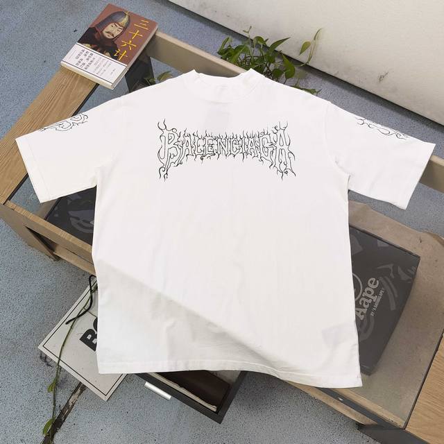 上新 款号：Kl5055 高版本 2025新款Balenciaga巴黎世家镂空火焰字母图案Logo印花休闲情侣宽松短袖T恤，独一无二的活性环保面料染色，32支双