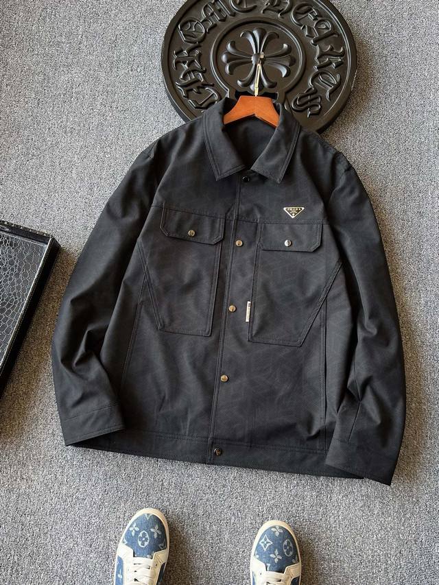 专柜顶级高奢外套！ 人气爆款！Prada 普拉达专柜新品小仆人公文包系列商务休闲夹克外套！恒隆在售万元级，款号：8250 普拉达家今年最新定制微弹梭织斜纹面料！