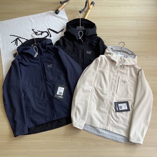 春款外套Arc'teryx 始祖鸟三色连帽户外最强品牌 官网爆款来袭户外专业冲锋衣抓绒软壳冲锋衣！ Fuseform科技、Dryvent面料的新款冲锋衣。如果说