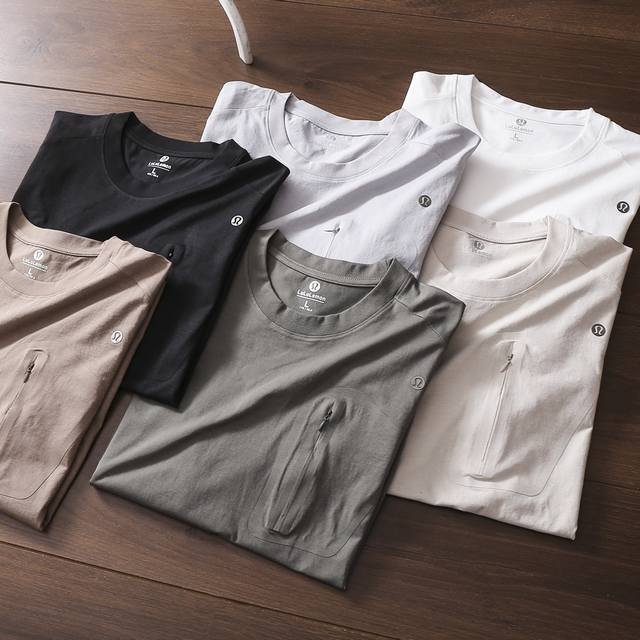 严选好货！Lululemon新款男士男士圆领短袖T恤！经典时尚款，客供弹力速干棉面料，吸湿排汗，舒适透气！3D立体裁剪版型，胸前压胶拉链口袋设计，精美小标硅胶L