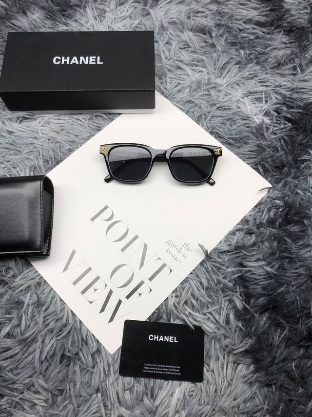 Chanel香奈儿太阳镜顶级最高版本』 重磅来袭通过关系搞到一批海关扣押的香奈儿墨镜 全球最火的款式之一 可以承载岁月的经典之作 永不过时 独家渠道 详细特征：