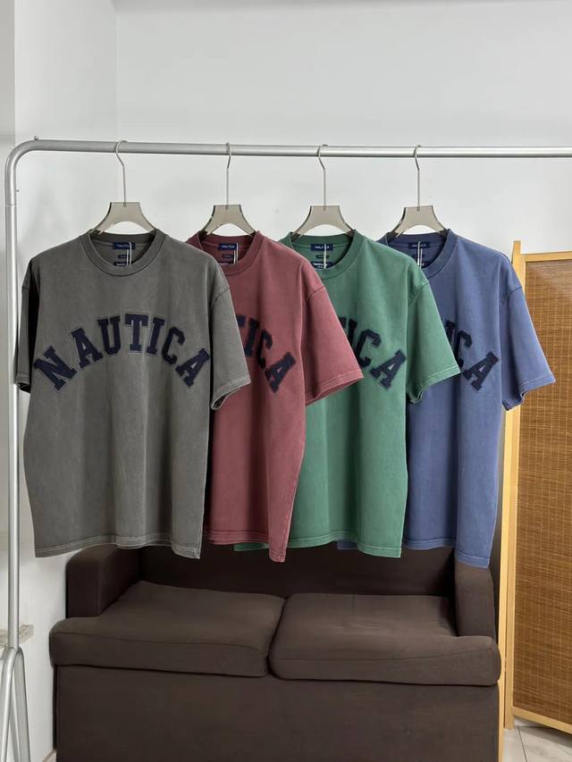 诺帝卡 长谷川Nautica Japan 纯色字母贴布水洗做旧短袖，由日本时尚总监长谷川昭雄掌舵的Nautica Japan日本支线则显得更加年轻和潮流，延续着