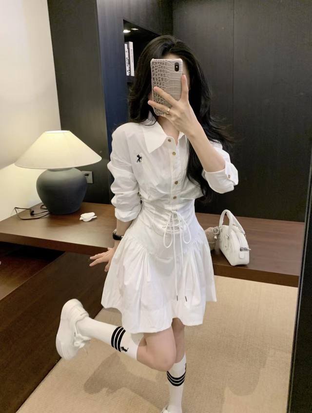 拉夫劳伦小白裙，满足我心中白色衬衫裙的一切要求 气质翻领 绑带收腰 A字裙摆！ 超级藏肉显瘦！！！ 完美版型！姐妹们！ 穿它去拍春天花花照 超出片！ 春天怎么少