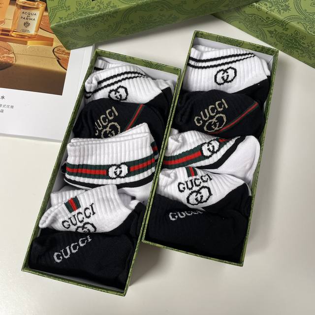 发 跑量福利价 一盒五双 精品盒装，Guggi运动休闲情侣袜 网红明星女神必备单品 炸街款 根据心情来... 每天的鞋子衣服搭配不同的袜子，心情每天都完美 跑