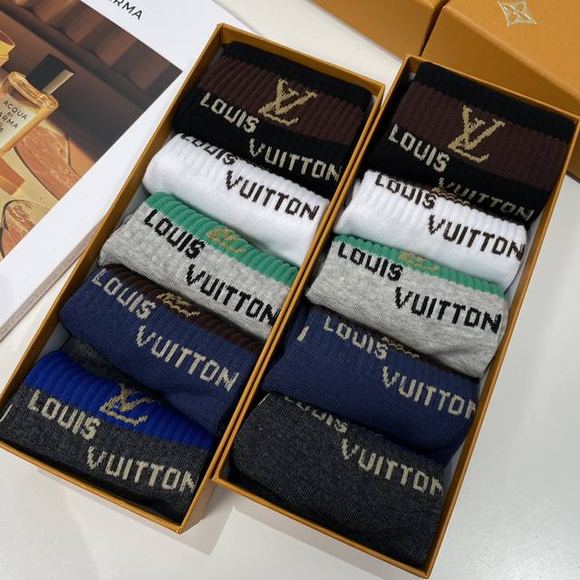 发 跑量福利价 一盒五双 精品盒装，Lv运动休闲情侣袜 网红明星女神必备单品 炸街款 根据心情来... 每天的鞋子衣服搭配不同的袜子，心情每天都完美 跑 情侣款